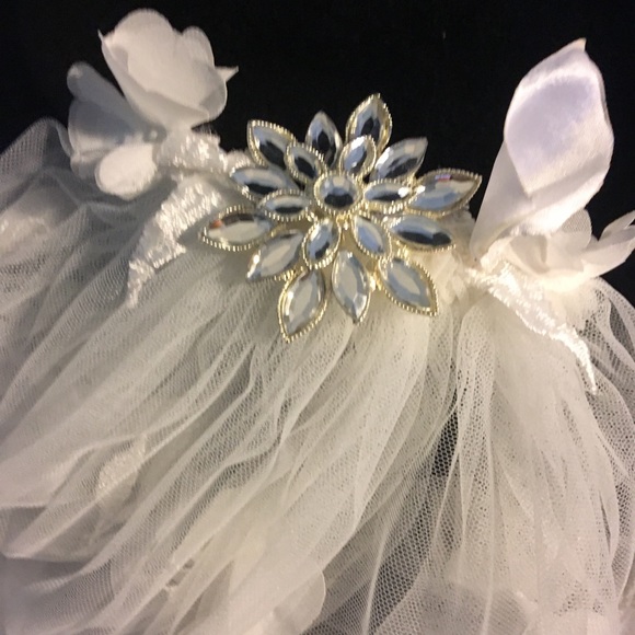 3D Floral Embroidered Tulle Wedding Veil - Picture 2 of 8